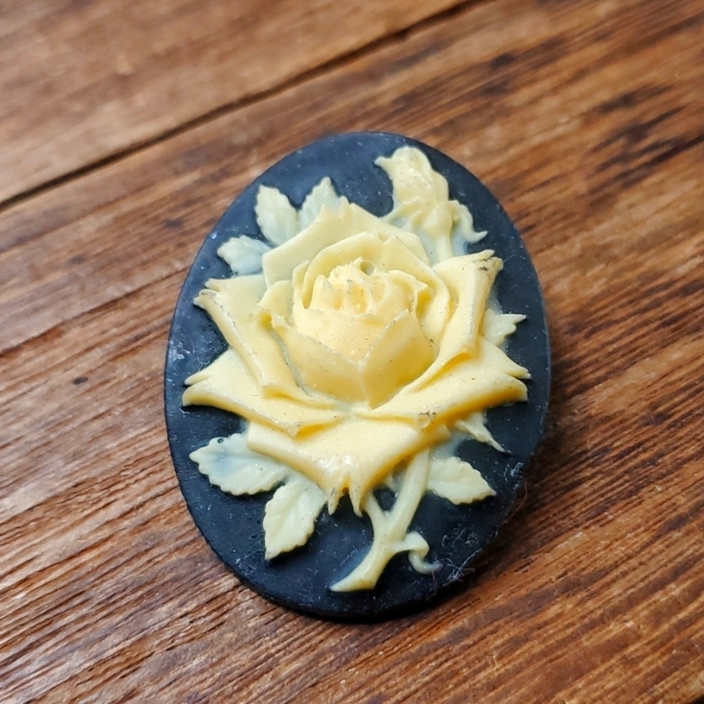 B807‎ carved magnolia brooch
